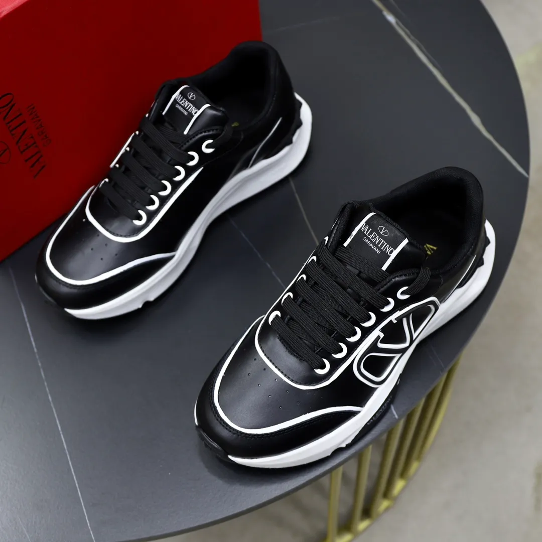 Ex-factory price: 460💰VALENTINO/Valentino 2025s men's latest low-top thick-soled sports shoes are shipped. Made with heavy industry, men's fine casual sports shoes, versatile style. Original leather, rubber lines embellished with geometric segmentation uppers, hand-sewn, novel and fashionable, rubber soles with rivet details on the front and back, VALENTINO GARAVANI LOGO printed on the side, and Valentino Garavani decorative inlay on the tongue. Logo, comfortable, breathable and durable on the feet! Comes with full original packaging! Code number: 38-39-40-41-42-43-44 (45 can be customized)